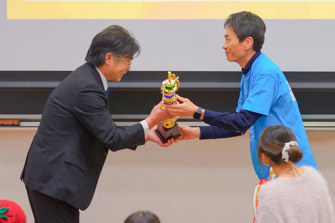 学校部門 トロフィー返還